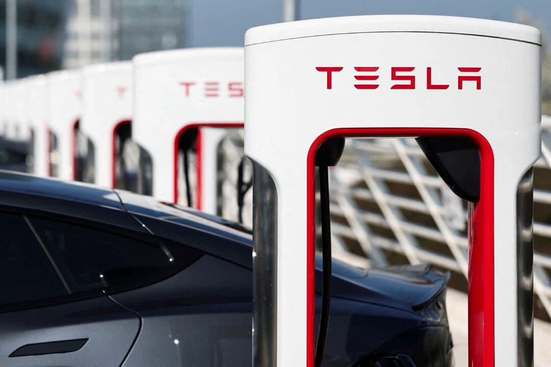 El logotipo de Tesla en una estación de supercarga de Tesla en Saint-Herblain, cerca de Nantes, Francia, el 27 de marzo de 2025. (Stephane Mahe/Reuters)
