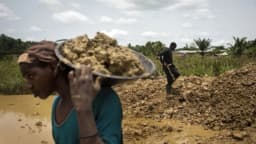 Saqueo de oro en Ghana continúa por parte de delincuentes chinos, según autoridades