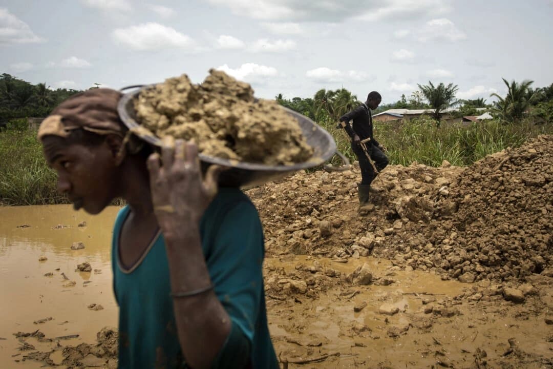 Buscadores de oro ilegales procedentes de Níger trabajan en la zona de Kibi, al sur de Ghana, el 10 de abril de 2017. (Cristina Aldehuala/AFP a través de Getty Images)
