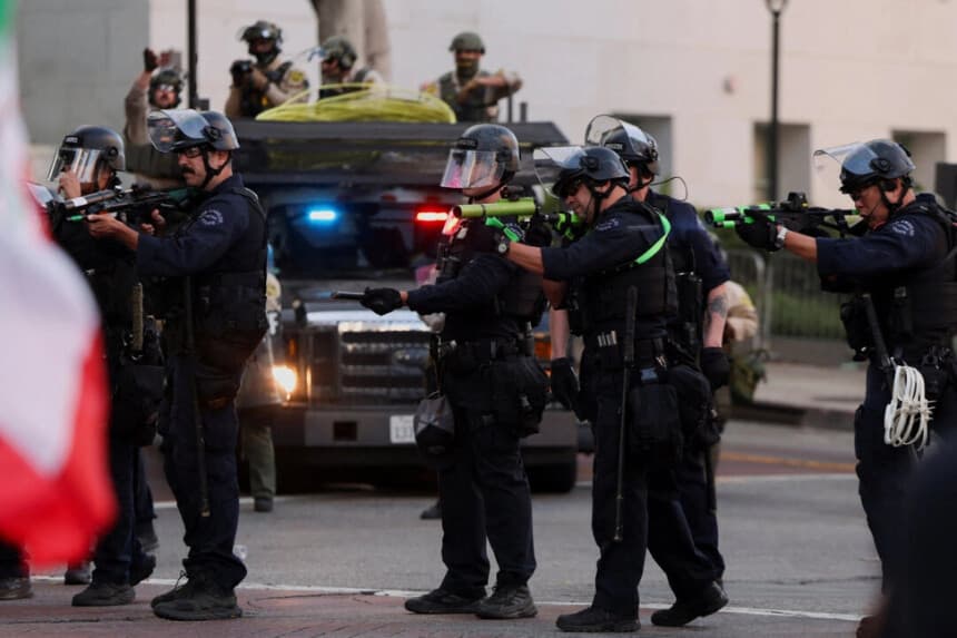 Agentes de las fuerzas del orden disparan munición no letal mientras la gente marcha en protesta contra las operaciones del Servicio de Inmigración y Control de Aduanas (ICE) en Los Ángeles el 11 de junio de 2025. Leah Millis/Reuters