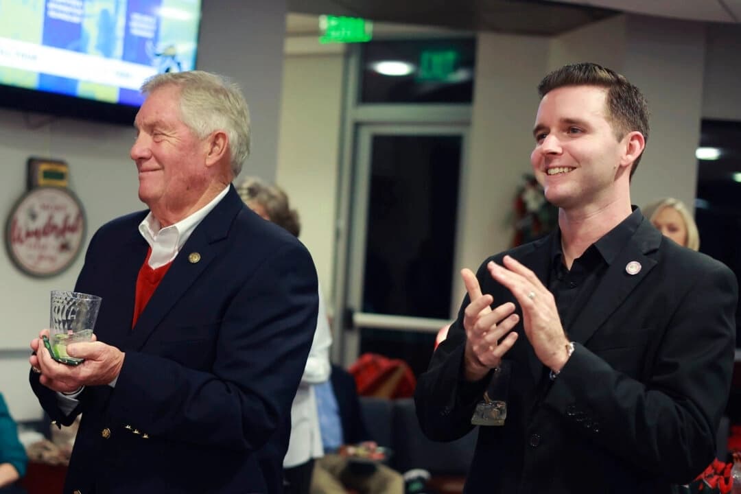 Kenneth Bowman, miembro de la Junta de Supervisores del Condado de Pittsylvania, a la izquierda, y Lee Vogler, concejal de Danville, asisten a la reunión navideña de la Fundación Educativa del Danville Community College en Danville, Virginia, en diciembre de 2024. (Fotografía de Von Wellington vía AP)
