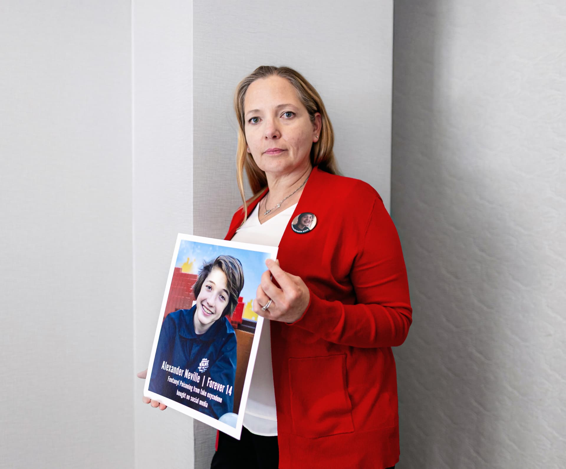 Amy Neville, fundadora de la Fundación Alexander Neville en Anaheim, California, el 10 de julio de 2025. Neville y su esposo se encuentran entre las 63 familias de víctimas de fentanilo que demandaron a Snapchat, alegando que la plataforma es un producto defectuoso, una molestia pública y debería ser considerada responsable de las muertes, intoxicaciones y lesiones por sobredosis de fentanilo. (John Fredricks/The Epoch Times)

