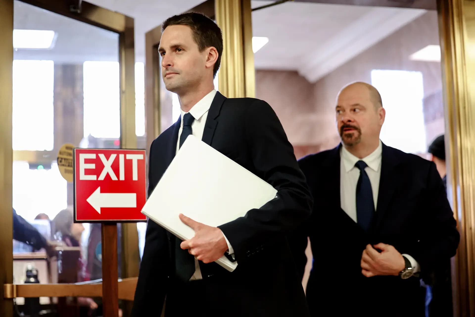 Evan Spiegel (izq.), director ejecutivo de Snap Inc., llega a una audiencia del Comité Judicial del Senado en Washington el 31 de enero de 2024. Líderes de las grandes tecnológicas testificaron sobre explotación sexual infantil, tráfico de drogas, ciberacoso y contenido dañino en redes sociales. (Kevin Dietsch/Getty Images)