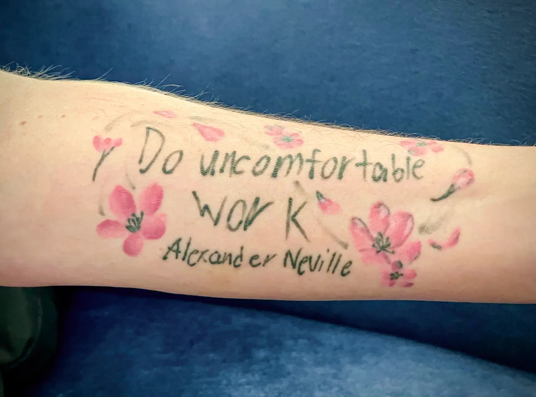 Amy Neville muestra un tatuaje en su antebrazo izquierdo que dice "hacer trabajo incómodo" escrito a mano por su difunto hijo Alexander, en el quinto aniversario de su muerte por fentanilo, en Washington el 23 de junio de 2025. (Janice Hisle/The Epoch Times)