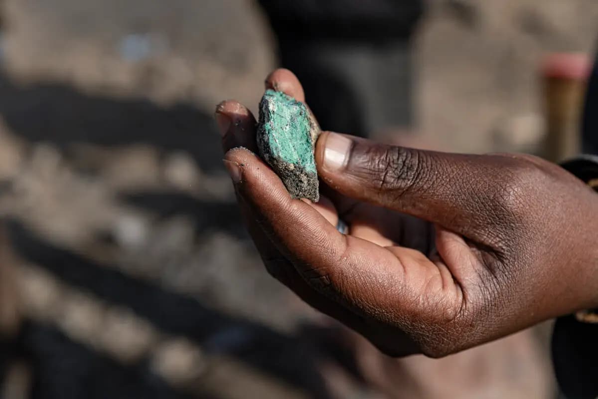 Un trabajador muestra una piedra de cobre en una mina artesanal en Kolwezi, República Democrática del Congo, el 26 de mayo de 2025. Michel Lunanga/Getty Images