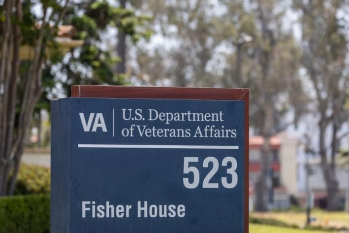 Trump busca restablecer veto a abortos financiados con fondos públicos en hospitales de veteranos