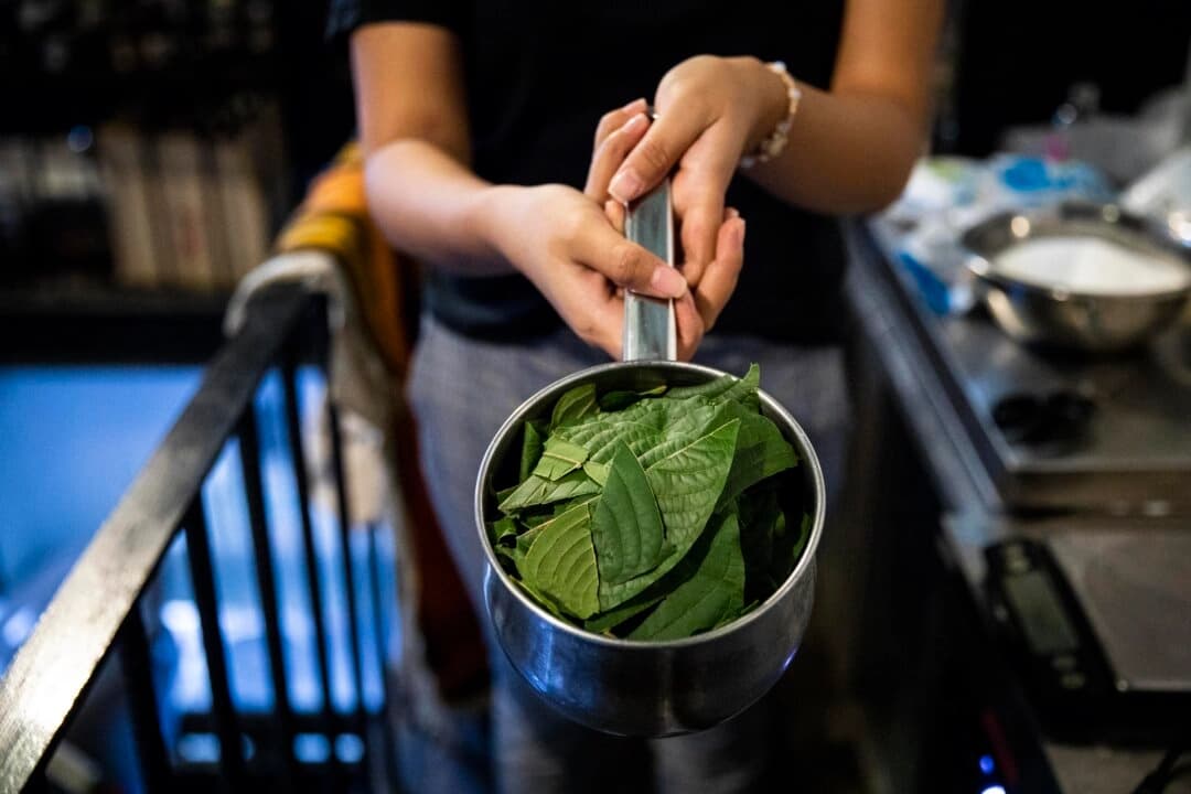 Un trabajador tailandés prepara hojas antes de preparar té de kratom en Bangkok, el 17 de octubre de 2021. (Lauren DeCicca/Getty Images)