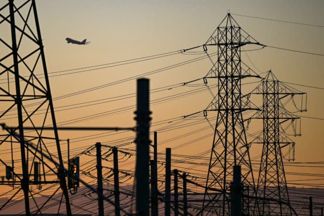 Burgum ordena la reducción de proyectos solares y eólicos alegando baja eficiencia energética