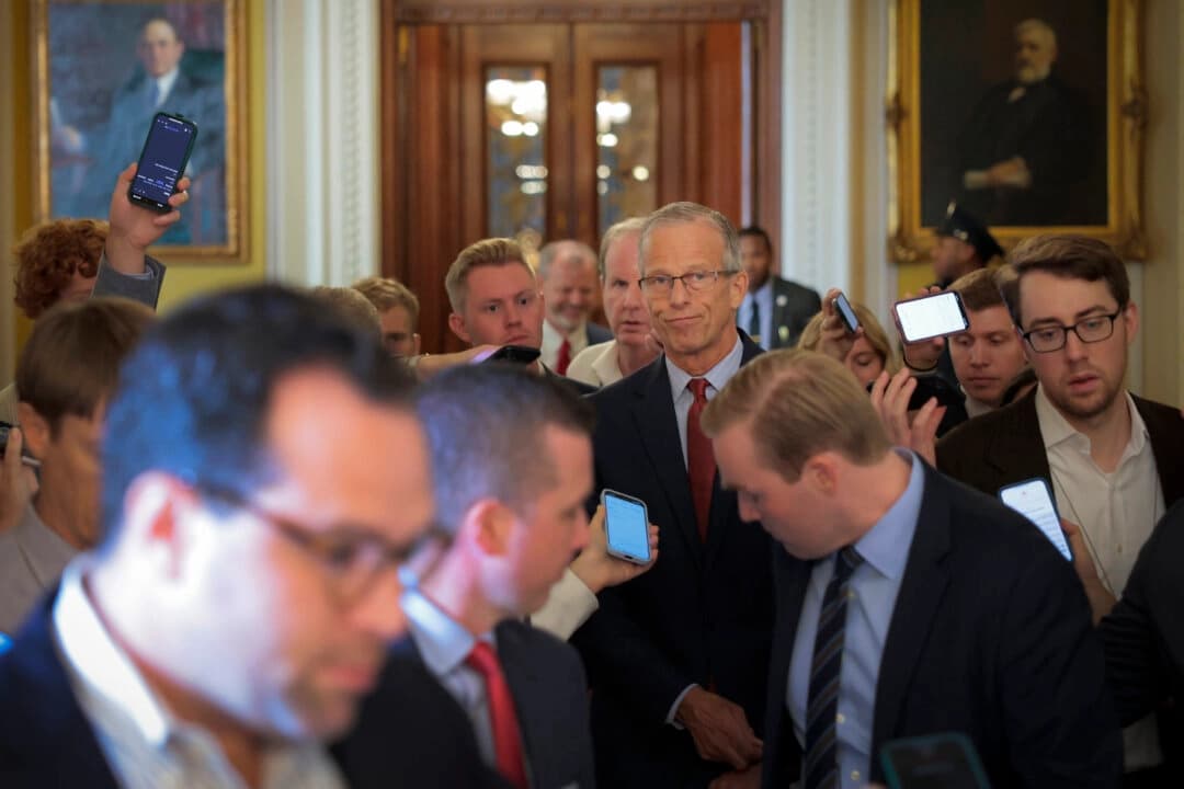 El líder de la mayoría del Senado, John Thune (R-S.D.), rodeado de periodistas a su regreso a su oficina en el Capitolio de los Estados Unidos el 28 de julio de 2025. (Anna Moneymaker/Getty Images)