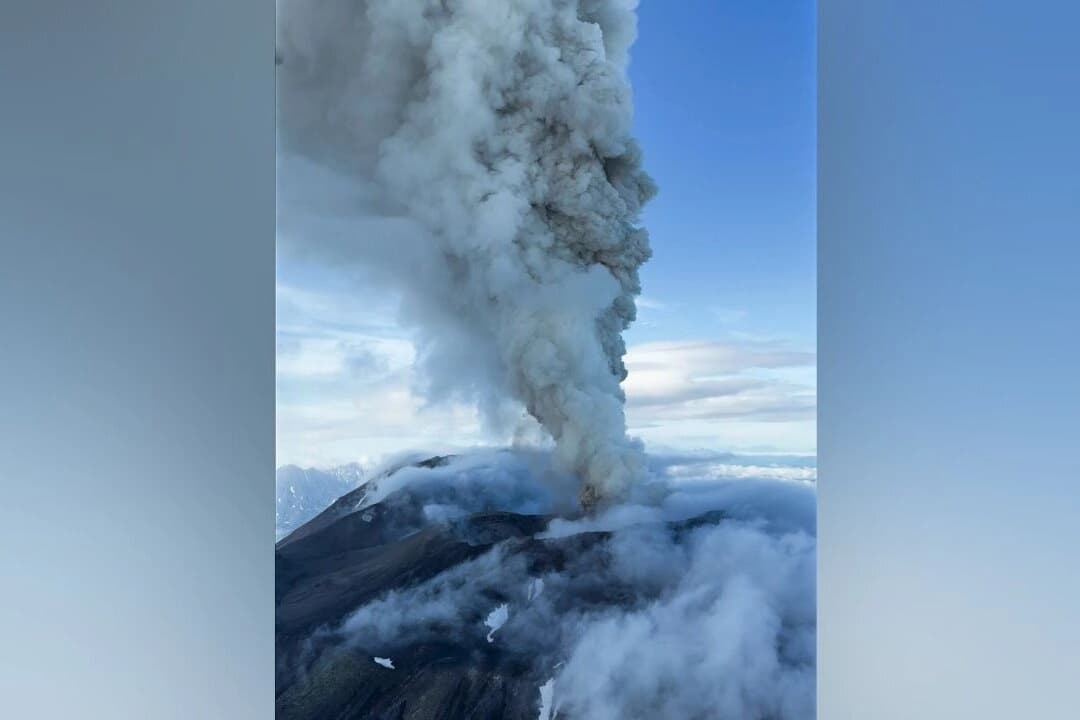 La erupción del volcán Krasheninnikov del cinturón volcánico oriental, a unos 200 kilómetros al noreste del centro regional de Petropavlovsk-Kamchatsky, en el extremo este de Rusia, el 3 de agosto de 2025. (Artem Sheldr vía AP)