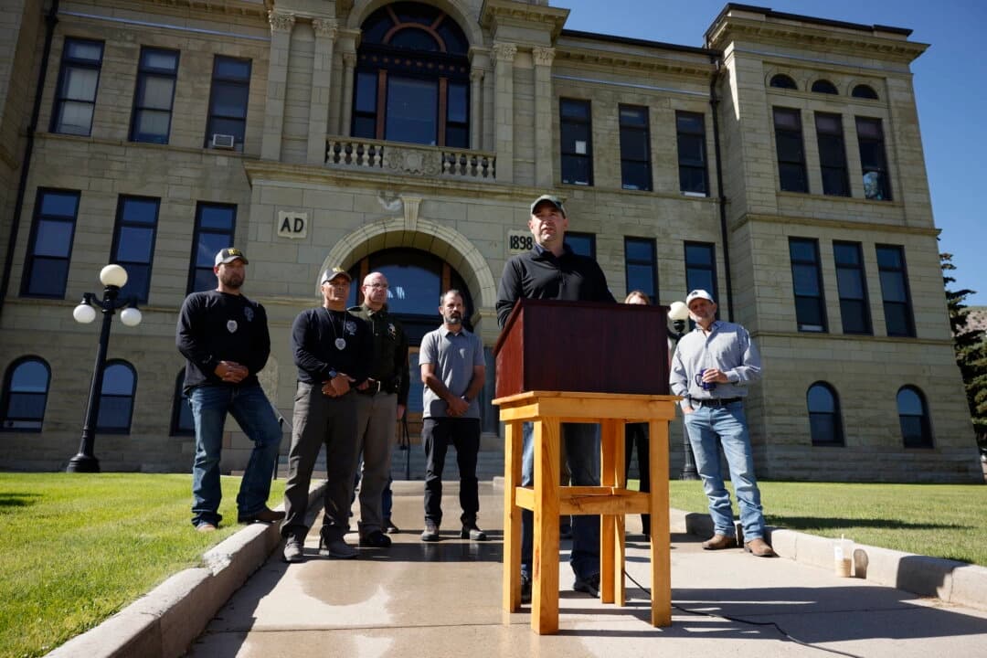 El fiscal general de Montana, Austin Knudsen, habla con los medios frente al juzgado del condado de Anaconda-Deer Lodge en Anaconda, Montana, el 3 de agosto de 2025, sobre la búsqueda en curso del sospechoso del tiroteo, Michael Brown. (Joseph Scheller/The Montana Standard vía AP)