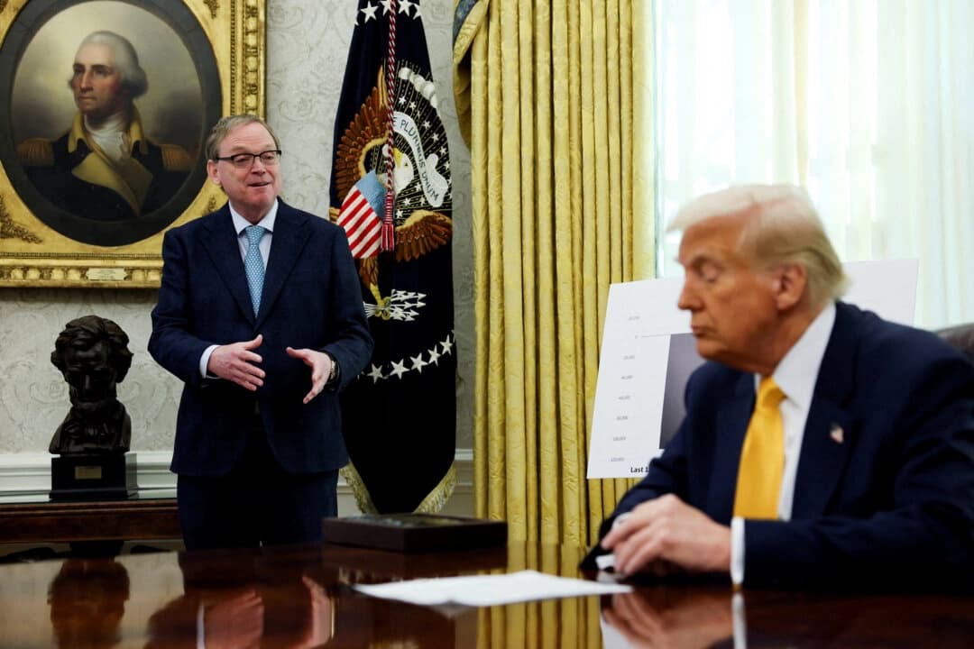 El asesor económico de la Casa Blanca, Kevin Hassett, habla junto al presidente Donald Trump en la Oficina Oval el 7 de marzo de 2025. (Leah Millis/Reuters)