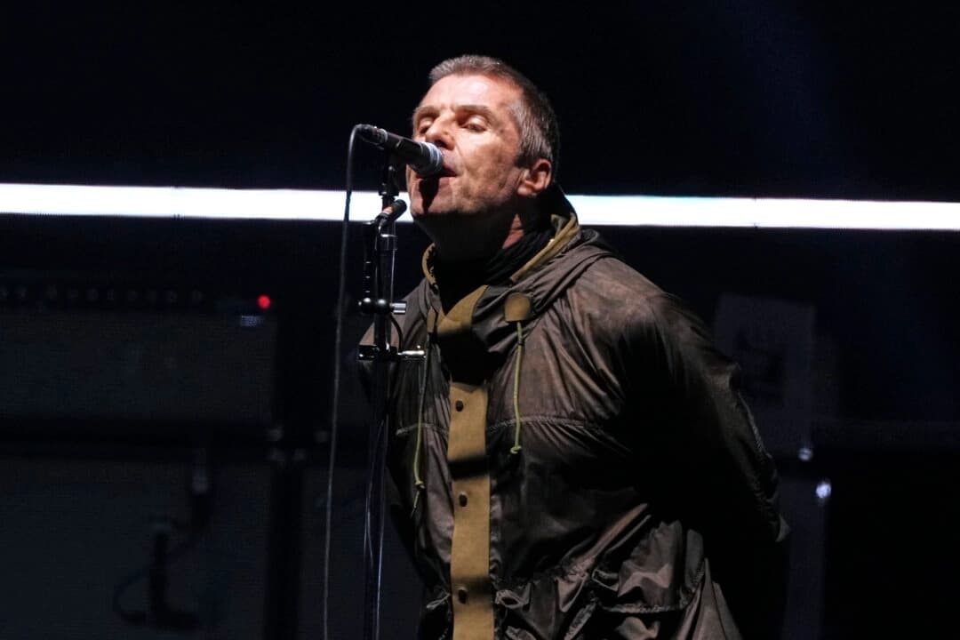 Liam Gallagher, de la banda Oasis, se presenta durante su concierto de reunión el viernes 4 de julio de 2025 en Cardiff. (Scott A. Garfitt/Invision/AP)
