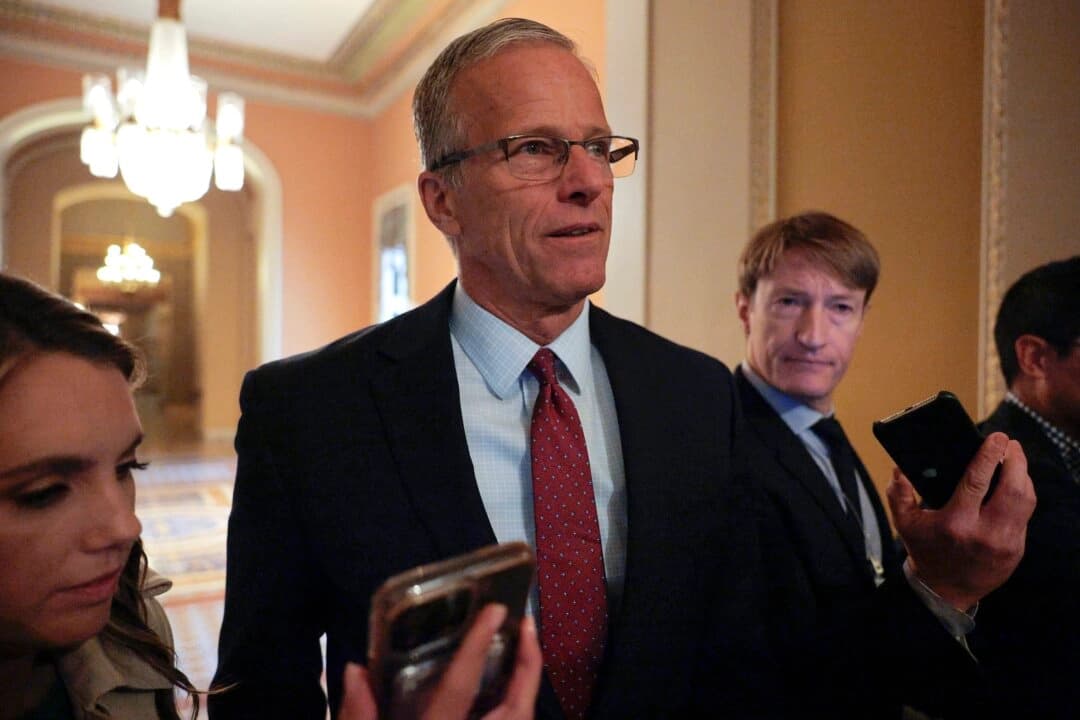 Periodistas rodean al líder de la mayoría republicana en el Senado, John Thune (R-S.D.), en el Capitolio, en Washington, el 1 de agosto de 2025. (Chip Somodevilla/Getty Images).