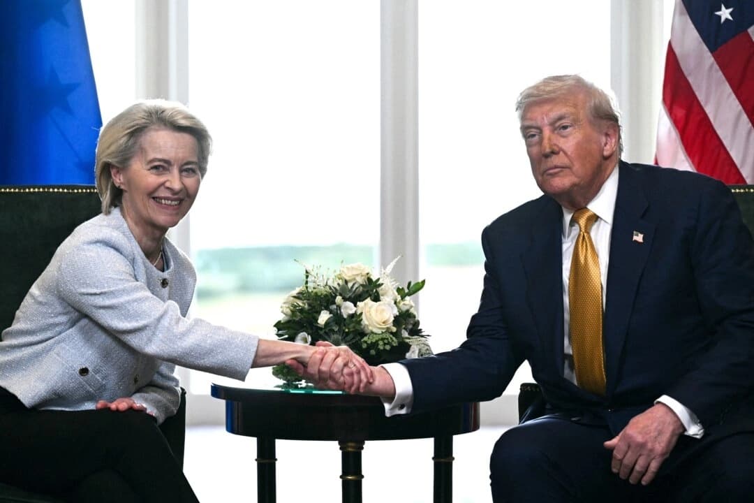 El presidente Donald Trump estrecha la mano de la presidenta de la Comisión Europea, Ursula von der Leyen, en Turnberry, Escocia, el 27 de julio de 2025. (Brendan Smialowski/AFP/Getty Images)
