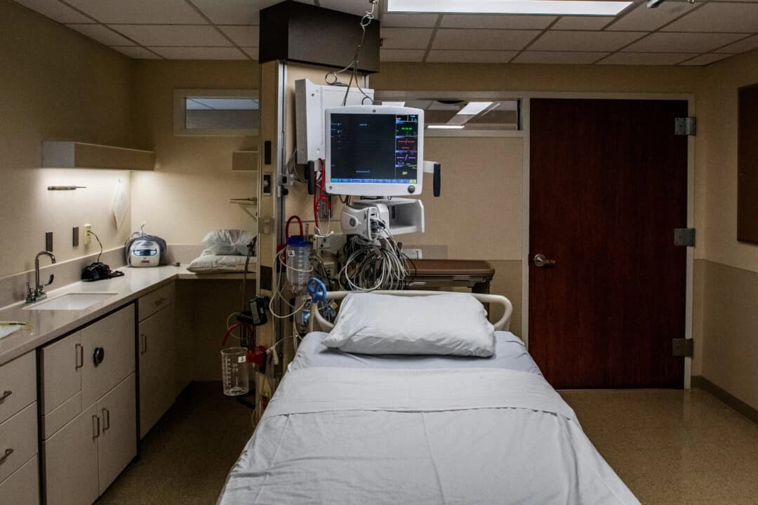 Una cama de hospital vacía, en una fotografía de archivo sin fecha. (Joseph Prezioso/AFP vía Getty Images)
