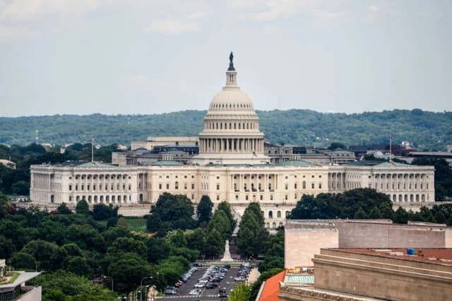 Schumer y Jeffries piden reunión de los “4 Grandes” antes de fecha límite para financiación del Gobierno