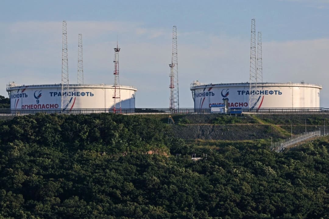 Tanques de petróleo del operador del oleoducto Transneft en la terminal de crudo de Kozmino, en la costa de la bahía de Nakhodka, cerca de la ciudad portuaria de Nakhodka, Rusia, el 12 de agosto de 2022. (Tatiana Meel/Reuters)
