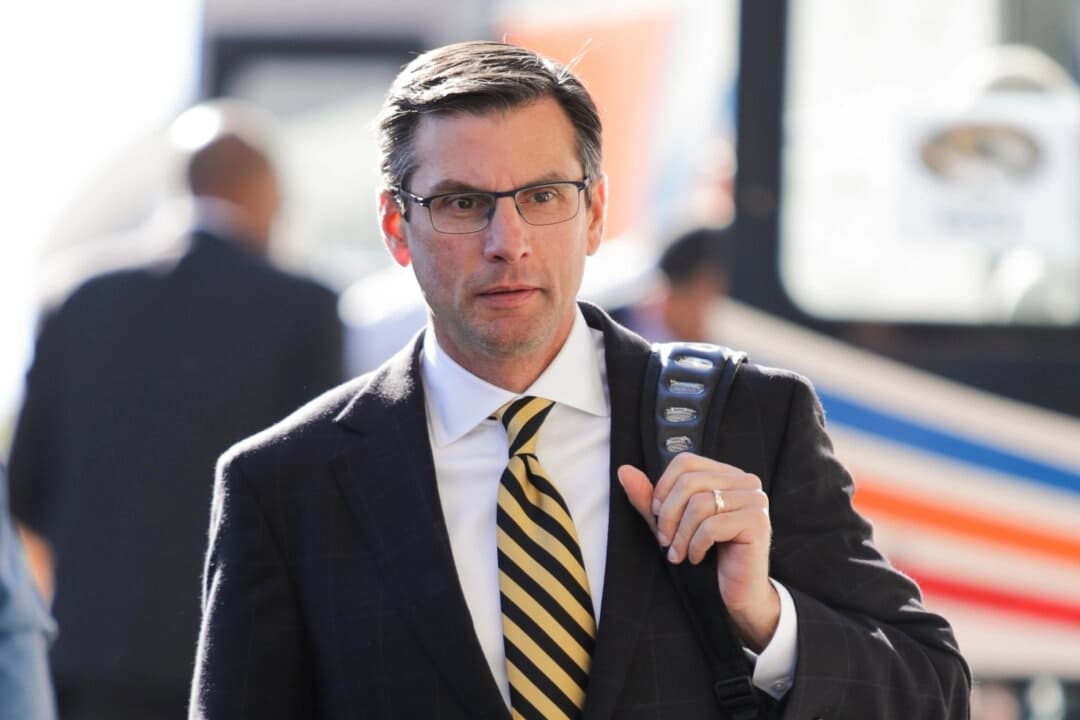 El coordinador ofensivo Derek Dooley, de los Missouri Tigers, llega antes del partido entre los Missouri Tigers y los Tennessee Volunteers en el Neyland Stadium de Knoxville, Tennessee, el 17 de noviembre de 2018. (Donald Page/Getty Images)
