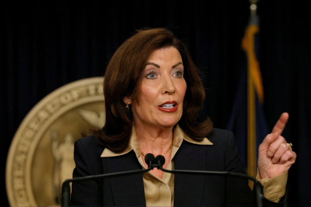 La gobernadora de Nueva York, Kathy Hochul, habla en una rueda de prensa en Manhattan el 20 de febrero de 2025. (Brendan McDermid/Reuters)