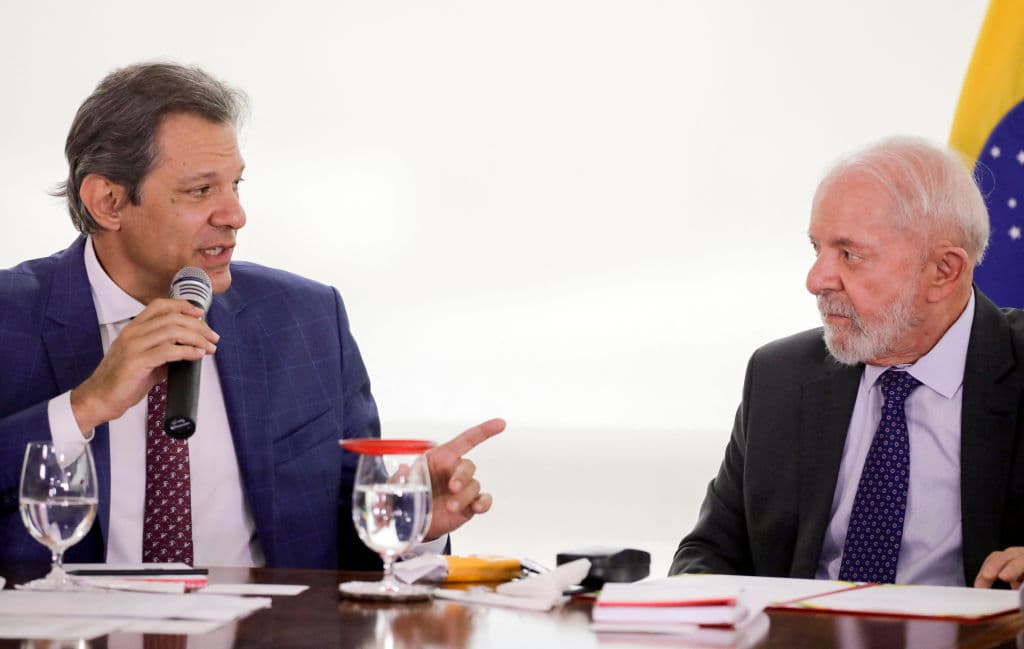 El ministro de Economía de Brasil, Fernando Haddad (izquierda), habla junto al presidente de Brasil, Luiz Inácio Lula da Silva, durante una reunión sobre agricultura familiar en el Palacio del Planalto, en Brasilia, el 27 de noviembre de 2024. (SERGIO LIMA/AFP/Getty Images)