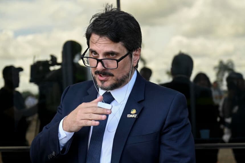 El senador brasileño Marcos do Val, del partido Podemos, habla frente al edificio de la Policía Federal de Brasil, donde un grupo de seguidores del expresidente Jair Bolsonaro permanece detenido, en Brasilia, Brasil, el 10 de enero de 2023. -(MAURO PIMENTEL/MAURO PIMENTEL/AFP a través de Getty Images)