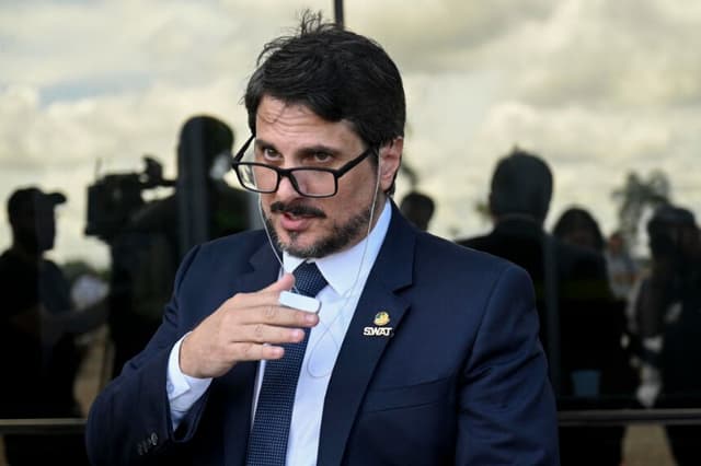 Tras regresar de EE. UU. senador bolsonarista es detenido y le colocan brazalete electrónico