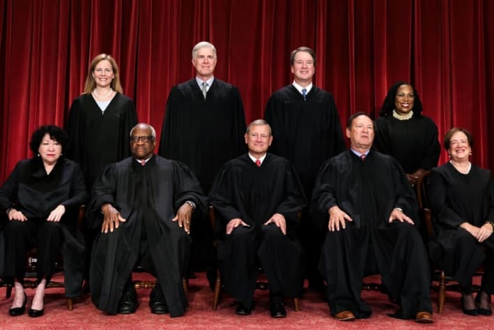 Los jueces de la Corte Suprema de Estados Unidos posan para su retrato oficial en la Corte Suprema, en Washington, el 7 de octubre de 2022. (Alex Wong/Getty Images)