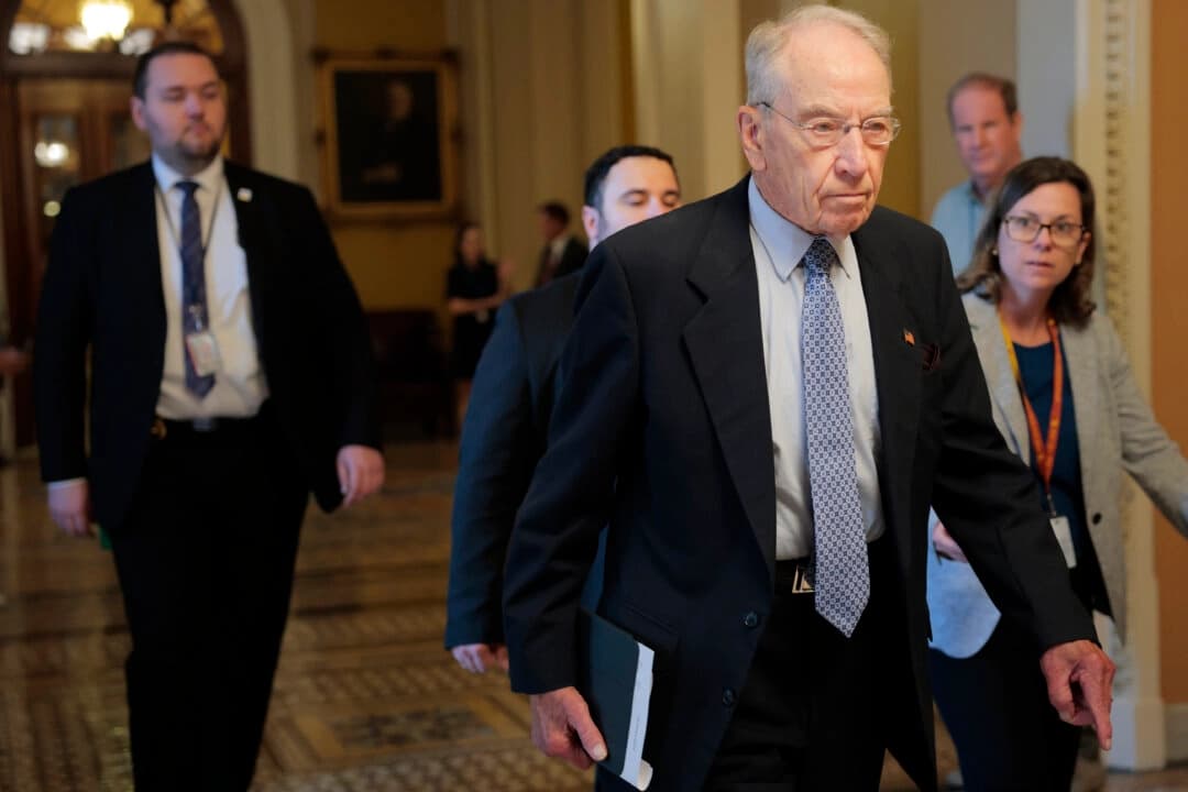 El senador estadounidense Chuck Grassley (R-Iowa), camina por el edificio del Capitolio de Estados Unidos el 16 de junio de 2025. (Anna Moneymaker/Getty Images).