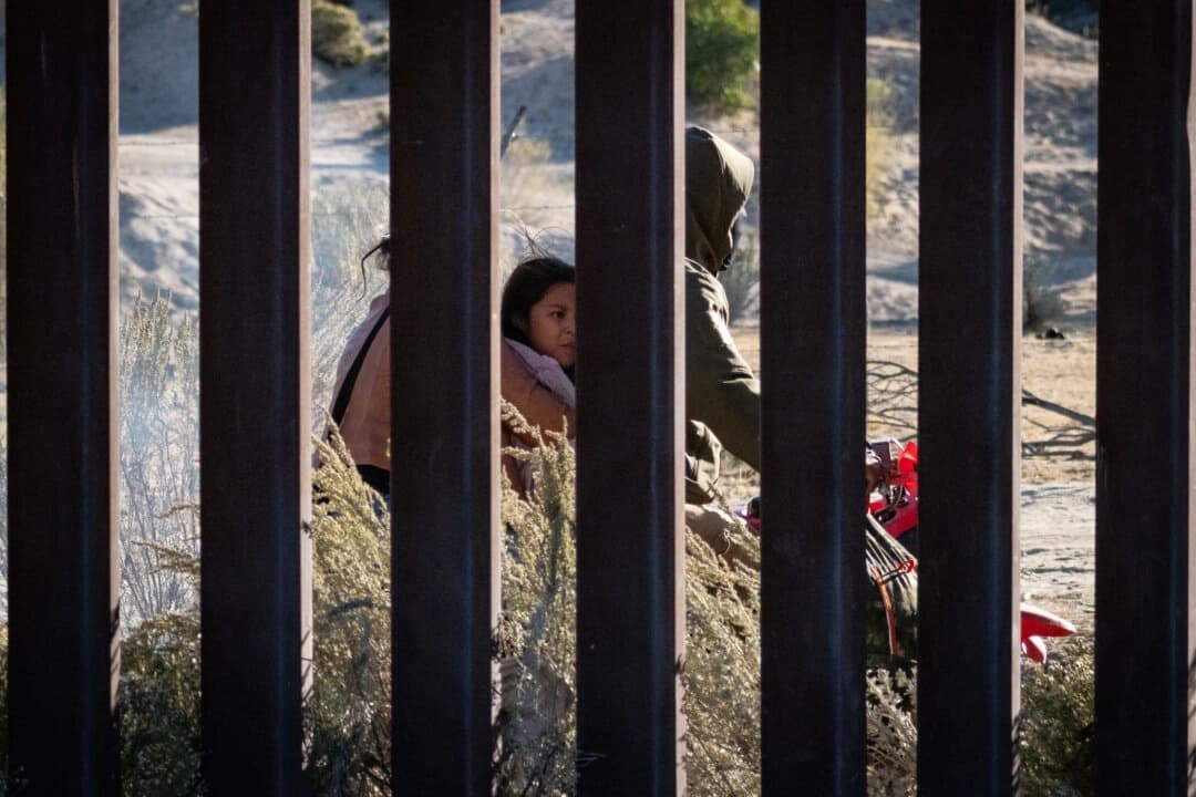 Traficantes de personas conducen vehículos todo terreno en el lado mexicano del muro fronterizo de Estados Unidos cerca de Jacumba, California, el 31 de octubre de 2023. (John Fredricks/The Epoch Times)