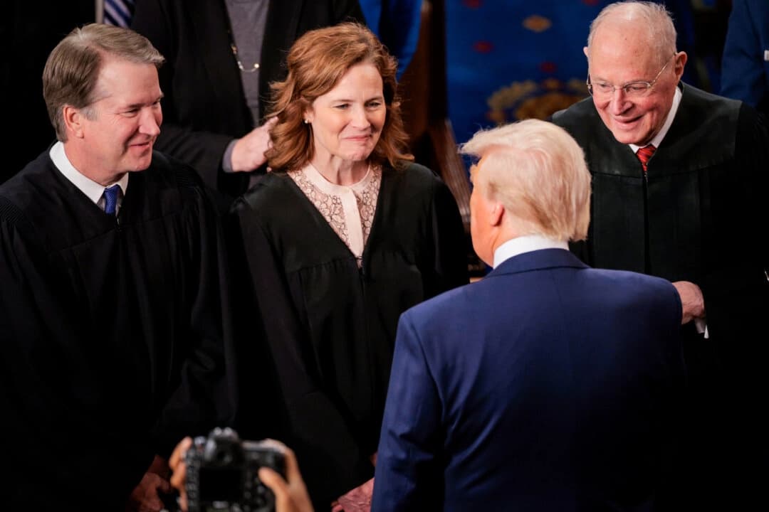 (De izquierda a derecha) Los magistrados asociados de la Corte Suprema Brett Kavanaugh, Amy Coney Barrett y el exmagistrado asociado Anthony Kennedy conversan con el presidente Donald Trump a su llegada para dirigirse a una sesión conjunta del Congreso en el Capitolio el 4 de marzo de 2025. (Chip Somodevilla/Getty Images)