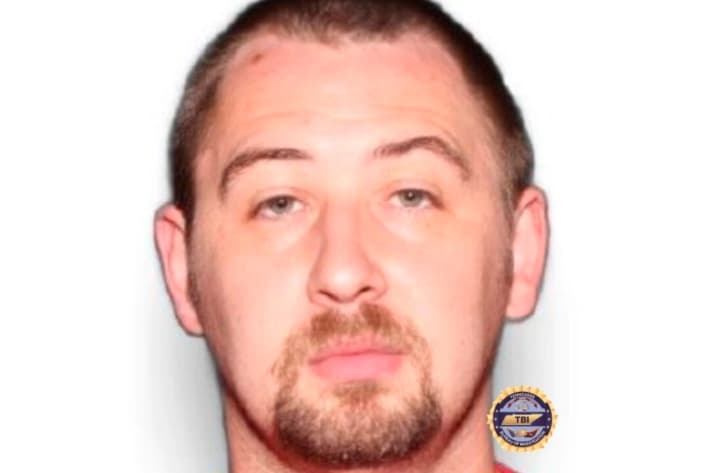 Detienen a una tercera persona que presuntamente ayudó al asesino de una familia en Tennessee