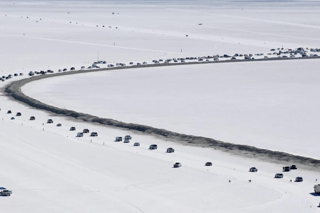 Los coches forman una fila cerca de la pista de carreras en Bonneville Salt Flats , cerca de Wendover, Utah, el 13 de agosto de 2016. (Foto de AP/Rick Bowmer)
