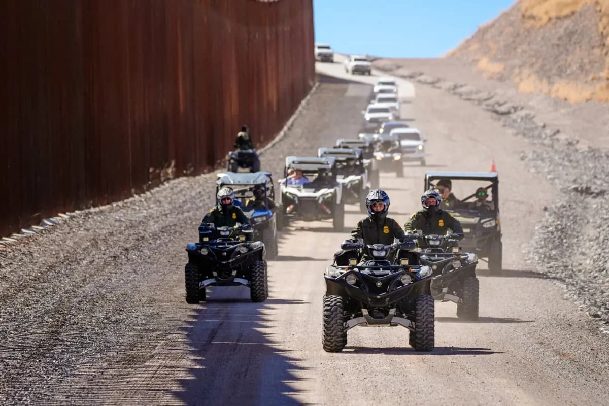 La secretaria de Seguridad Nacional, Kristi Noem (centro), conduce un vehículo todoterreno durante un recorrido por el muro fronterizo de Nogales en el puerto de entrada de Mariposa, en Nogales, Arizona, el 15 de marzo de 2025. (Alex Brandon/AFP vía Getty Images)