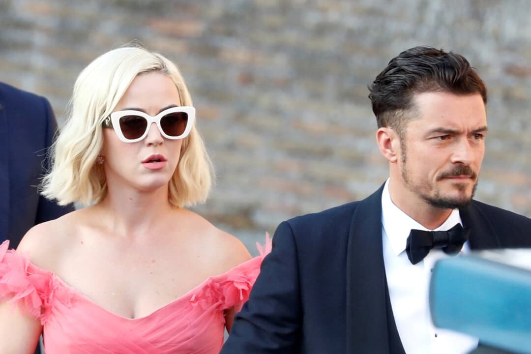 La cantante Katy Perry y el actor Orlando Bloom llegan para asistir a la boda de la diseñadora de moda Misha Nonoo en Villa Aurelia en Roma el 20 de septiembre de 2019. (Yara Nardi/Reuters)
