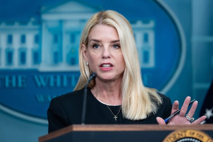 La fiscal general Pam Bondi habla con periodistas en la sala de prensa James S. Brady de la Casa Blanca, el 27 de junio de 2025. (Madalina Kilroy/The Epoch Times)