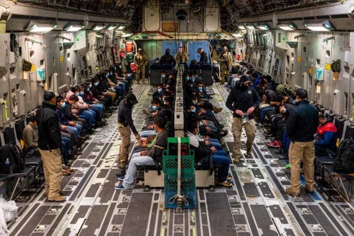 Inmigrantes ilegales esperan el despegue para un vuelo de deportación en el Aeropuerto Internacional de Tucson, Arizona, el 23 de enero de 2025. (Foto del Departamento de Defensa por el aviador principal Devlin Bishop)