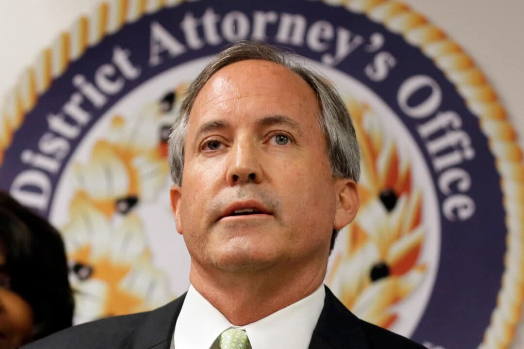 El fiscal general de Texas, Ken Paxton, habla en una rueda de prensa en Dallas el 22 de junio de 2017. (Foto AP/Tony Gutierrez, archivo)
