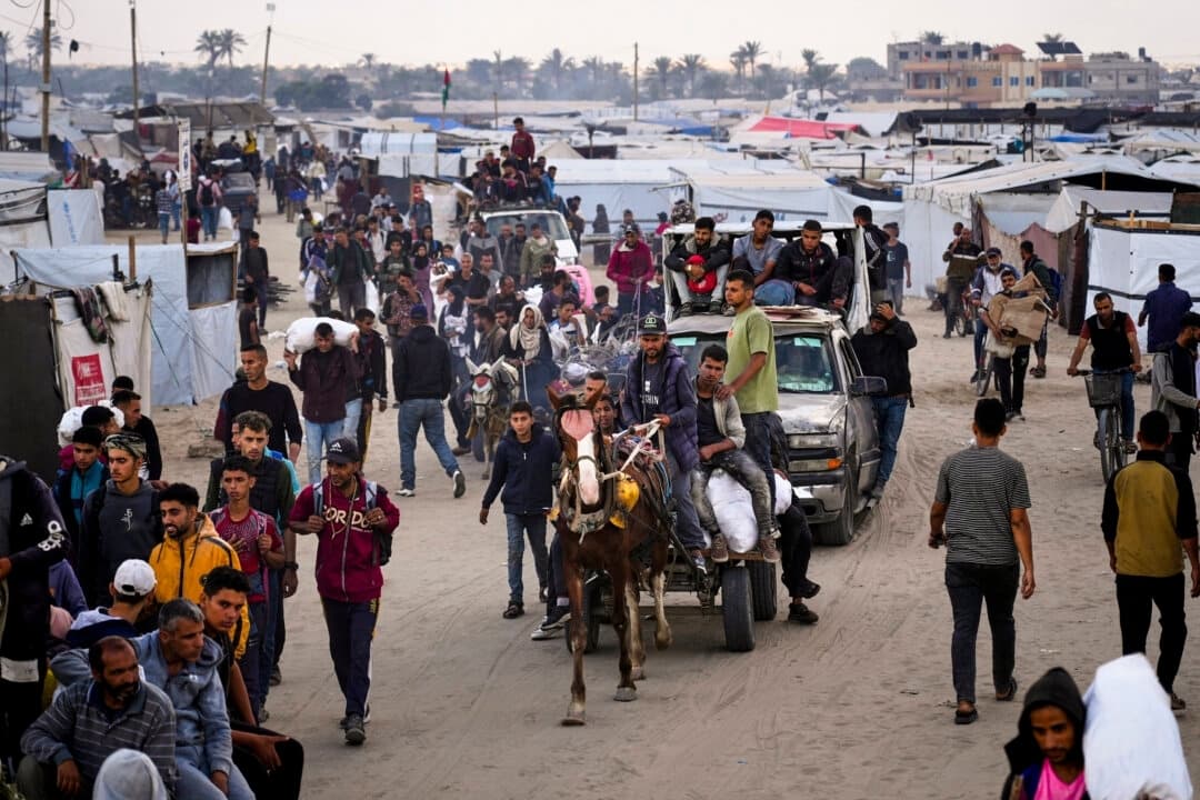 Palestinos transportan bolsas llenas de alimentos y ayuda humanitaria proporcionados por la Fundación Humanitaria de Gaza, una organización respaldada por Estados Unidos y aprobada por Israel, en Jan Yunis, al sur de la Franja de Gaza, el 3 de junio de 2025. (Abdel Kareem Hana/AP)
