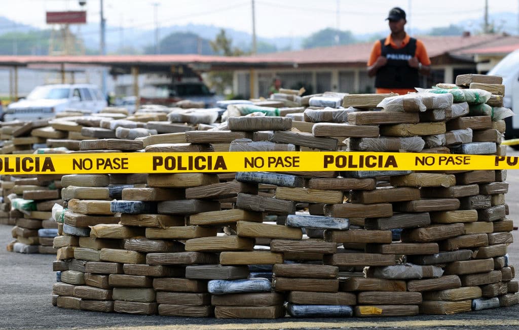 Un miembro de la Policía Nacional de Panamá custodia paquetes de cocaína en la ciudad de Panamá (ELMER MARTÍNEZ/AFP/Getty Images).