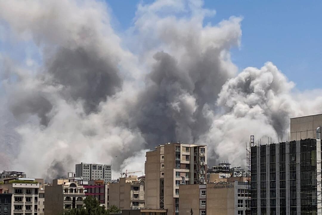 El humo se eleva desde un lugar que presuntamente es el cuartel general del IRGC en Sarallah, al norte de Teherán (Irán), tras ser atacado por Israel el 23 de junio de 2025. (Elyas / Middle East Images vía AFP vía Getty Images)