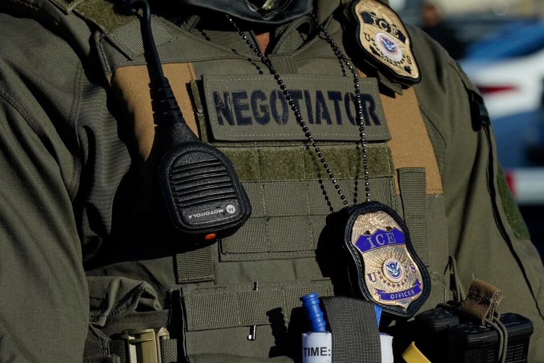 Agentes del Servicio de Inmigración y Control de Aduanas (ICE) junto a una puerta de un centro de detención en Newark, Nueva Jersey, el 7 de mayo de 2025. (Timothy A. Clary/AFP/Getty Images)
