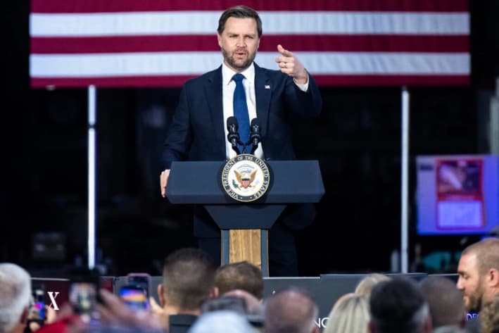 El vicepresidente J. D. Vance pronuncia un discurso sobre la “Ley de un Gran y Hermoso Proyecto de Ley” en Don's Machine Shop en West Pittston, Pensilvania, el 16 de julio de 2025. (Saul Loeb/AFP vía Getty Images)