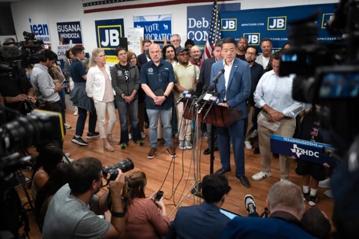 El presidente del Caucus Demócrata de la Cámara de Representantes de Texas, Gene Wu, habla con la prensa tras una conferencia de prensa en la sede del Partido Demócrata del Condado de DuPage en Carol Stream, Illinois, el 3 de agosto de 2025. Wu se encontraba con un grupo de legisladores demócratas texanos que abandonaron el estado para que no se pudiera alcanzar el quórum durante una sesión especial convocada para redistribuir los distritos estatales. (Scott Olson/Getty Images)