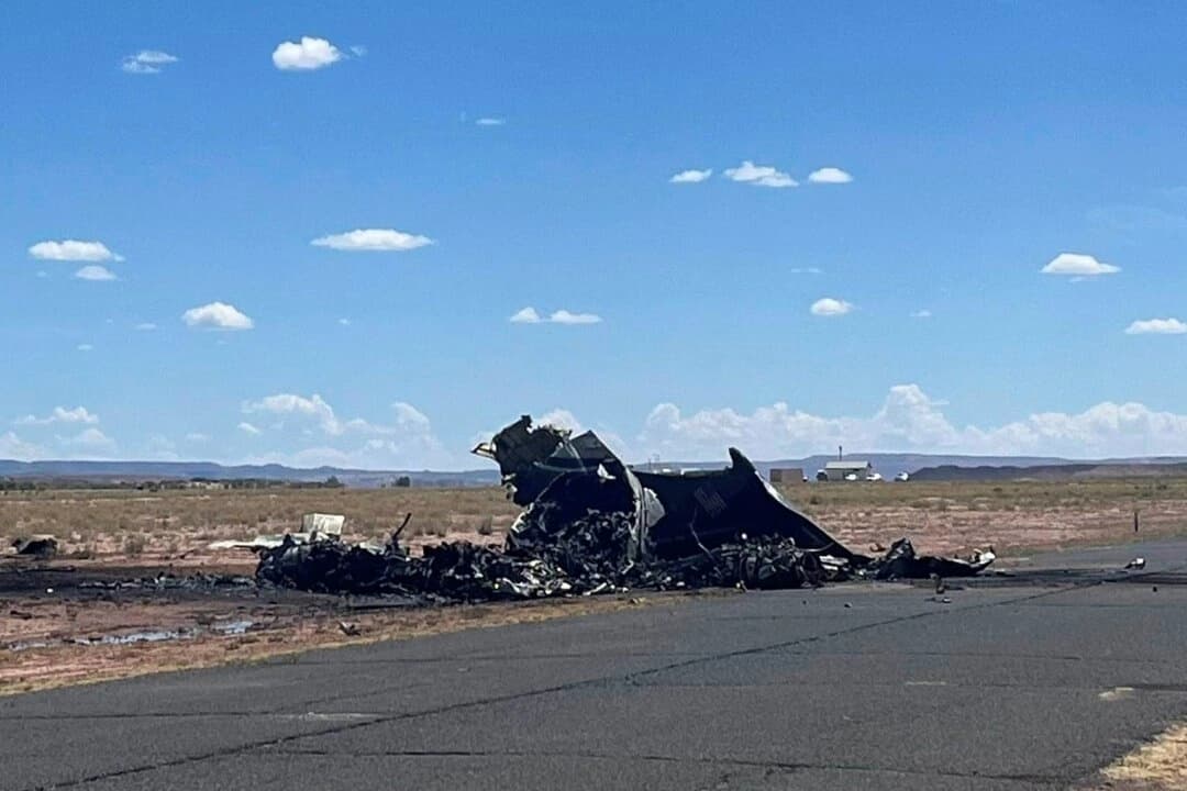 Un avión de transporte médico tras estrellarse cerca del aeropuerto de Chinle, Arizona, el 5 de agosto de 2025. (Departamento de Policía de la Nación Navajo)
