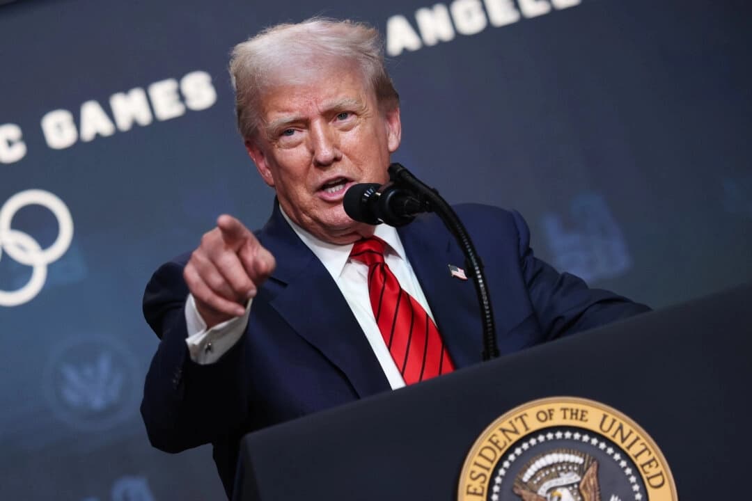 El presidente de los Estados Unidos, Donald Trump, responde a las preguntas de los periodistas tras firmar una orden ejecutiva en el Auditorio South Court del Edificio Ejecutivo Eisenhower, en Washington, el 5 de agosto de 2025. (Win McNamee /Getty Images)
