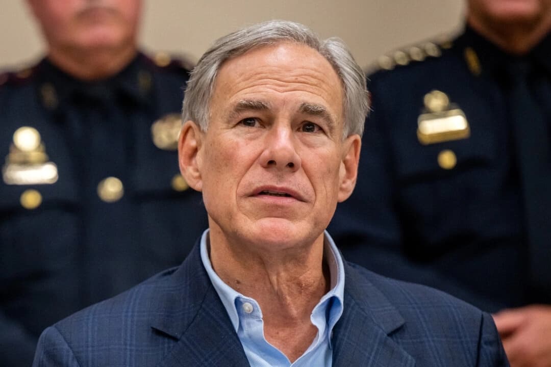 El gobernador de Texas, Greg Abbott, habla en una rueda de prensa en Houston el 13 de septiembre de 2022. (Brandon Bell/Getty Images)
