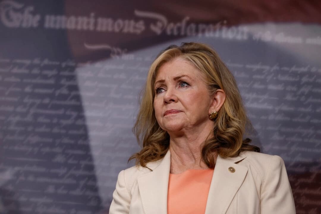 La senadora Marsha Blackburn (R-Tenn.) escucha en una rueda de prensa sobre la Corte Suprema en el Capitolio de Estados Unidos, en Washington, el 19 de julio de 2023. (Anna Moneymaker/Getty Images)
