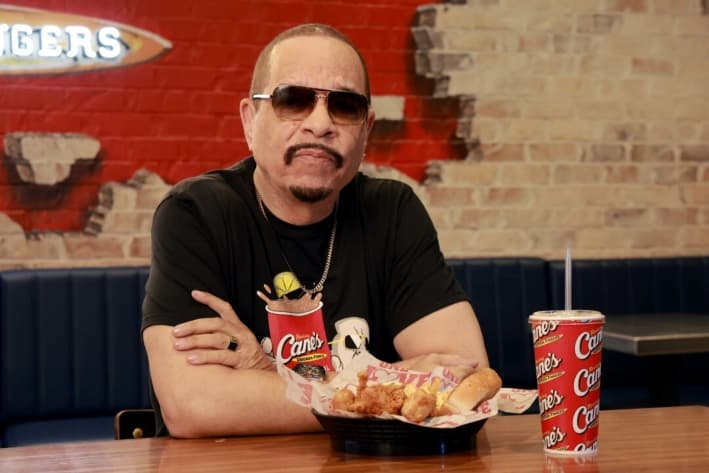 Ice-T celebra el Día Nacional del Té Helado en el restaurante insignia de Raising Cane's en Times Square, Nueva York, el 10 de junio de 2025. (Jason Mendez/Getty Images para Raising Cane's)