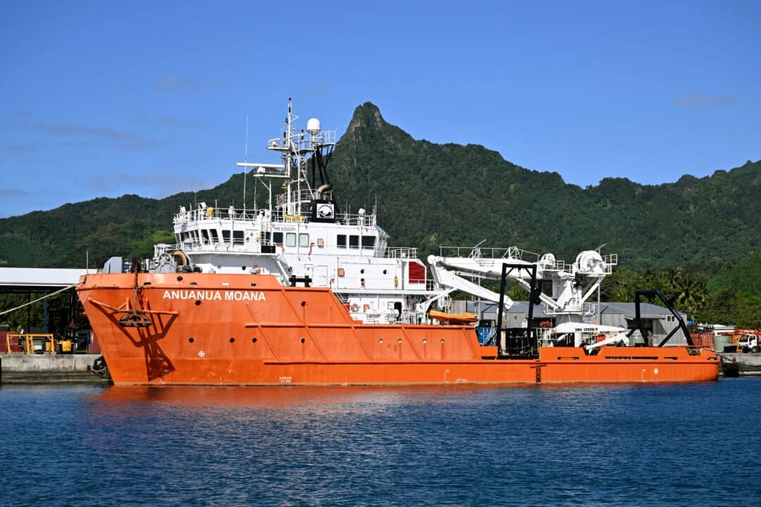 El buque de investigación MV Anuanua Moana, que está explorando posibilidades para la minería industrial en aguas profundas, en un puerto de Rarotonga, Islas Cook, el 11 de junio de 2025. (William West/AFP a través de Getty Images)